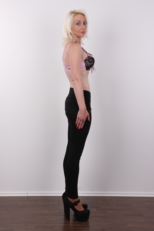 5. Download full pics of Alena (34) from czechcasting.com