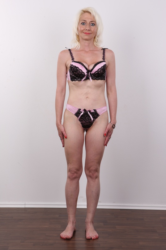 7. Download full pics of Alena (34) from czechcasting.com