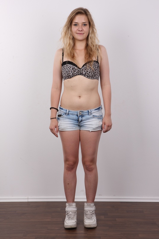 4. Download full pics of Andrea (19) from czechcasting.com