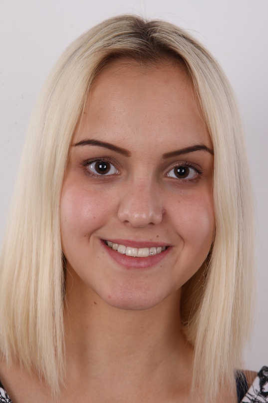 1. Download full pics of Veronika (20) from czechcasting.com