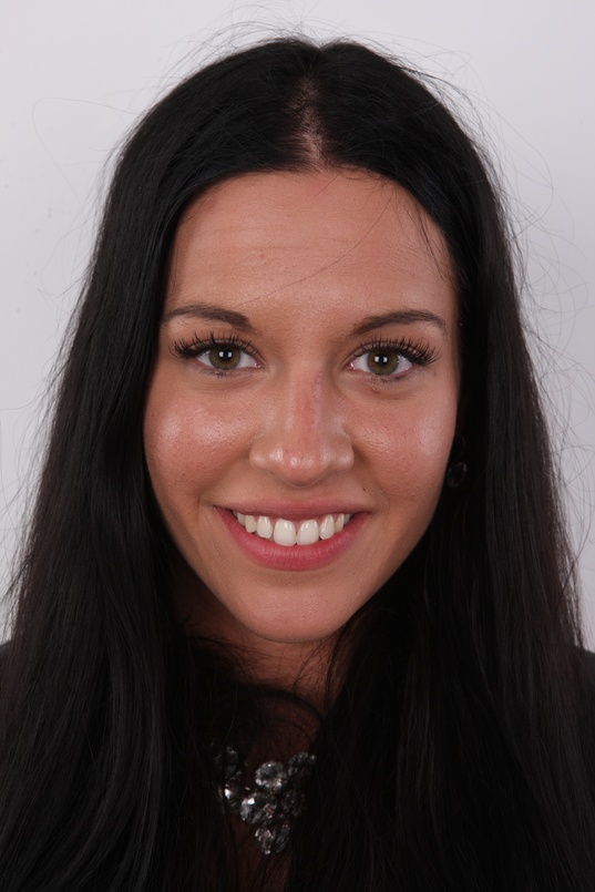 1. Download full pics of Evelin (21) from czechcasting.com