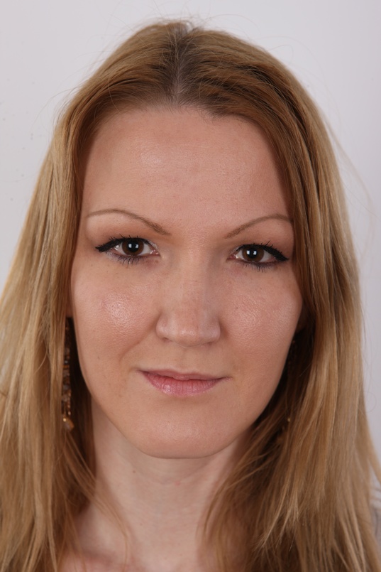 1. Download full pics of Anna (29) from czechcasting.com