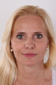 1. Download full pics of Laura (35) from czechcasting.com