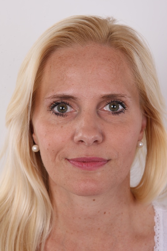 1. Download full pics of Laura (35) from czechcasting.com