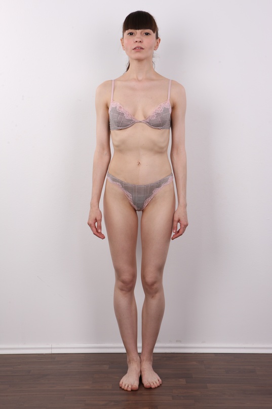 4. Download full pics of Viktorie (30) from czechcasting.com