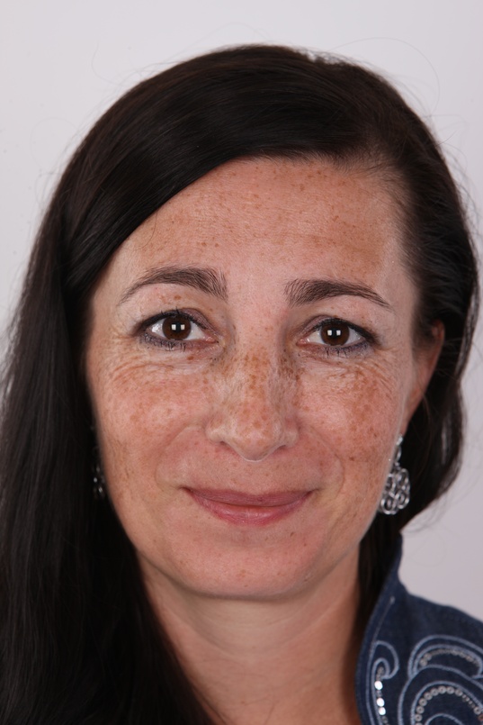 1. Download full pics of Denisa (42) from czechcasting.com