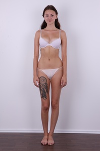 7. Download full pics of Zuzana (19) from czechcasting.com