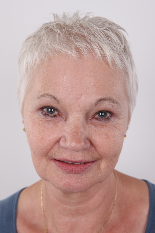 1. Download full pics of Anna (61) from czechcasting.com