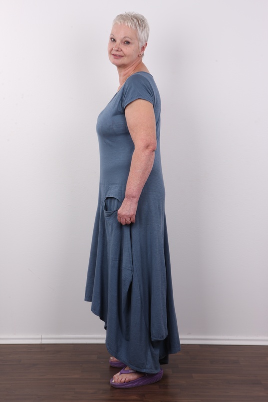 4. Download full pics of Anna (61) from czechcasting.com