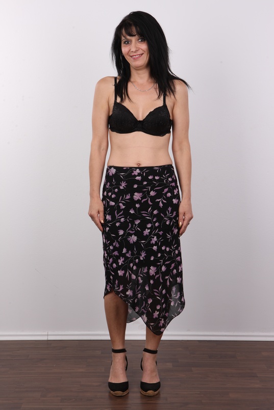 4. Download full pics of Monika (42) from czechcasting.com