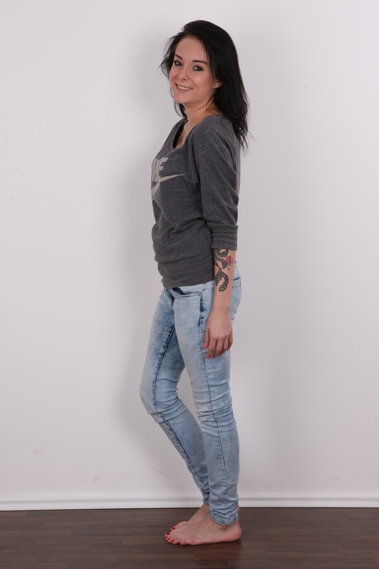 1. Download full pics of Miroslava (18) from czechcasting.com