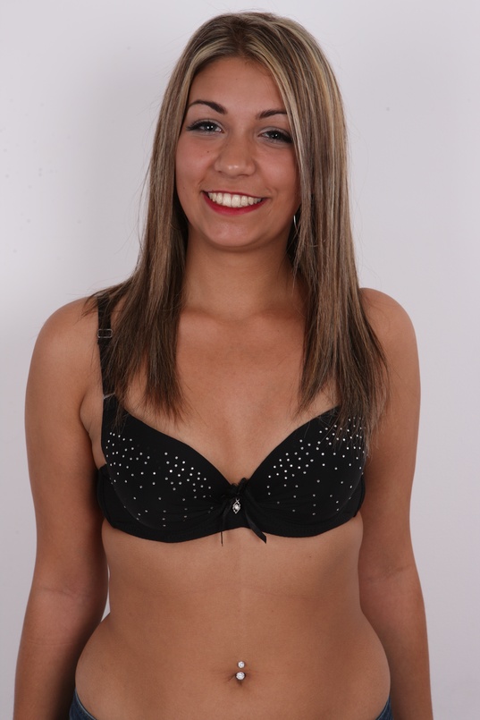 3. Download full pics of Dominika (18) from czechcasting.com