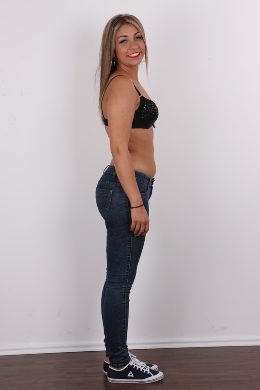 5. Download full pics of Dominika (18) from czechcasting.com