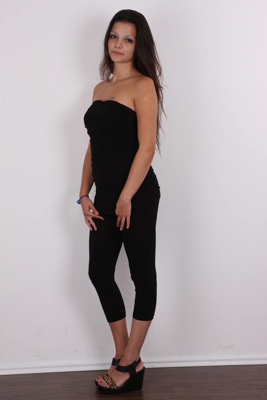 1. Download full pics of Pavlina (20) from czechcasting.com