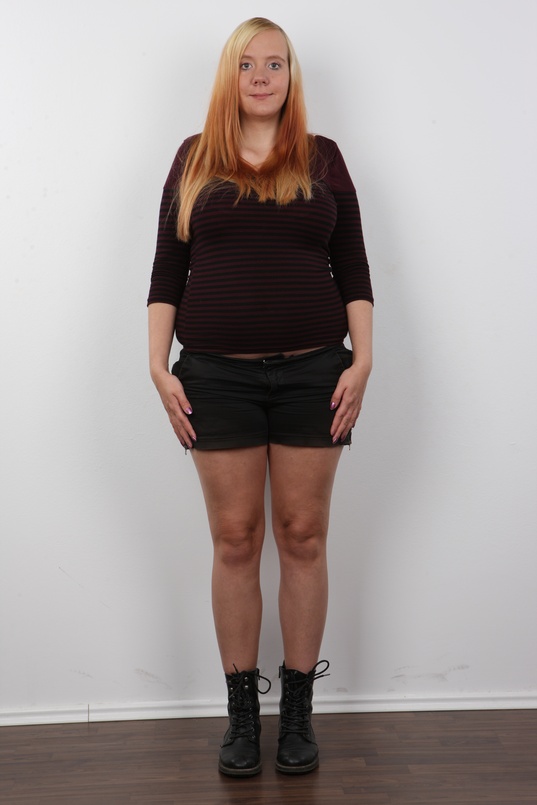 2. Download full pics of Pavlina (23) from czechcasting.com