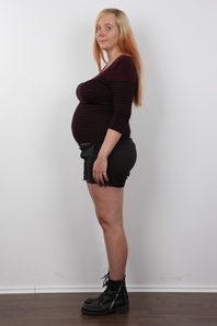 1. Download full pics of Pavlina (23) from czechcasting.com