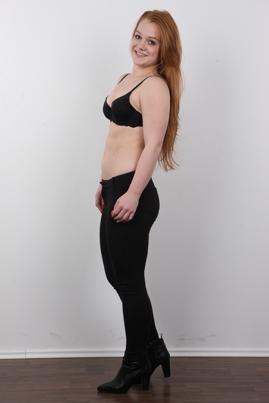 5. Download full pics of Eliska (18) from czechcasting.com