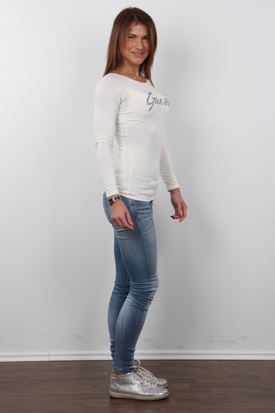 1. Download full pics of Pavla (27) from czechcasting.com