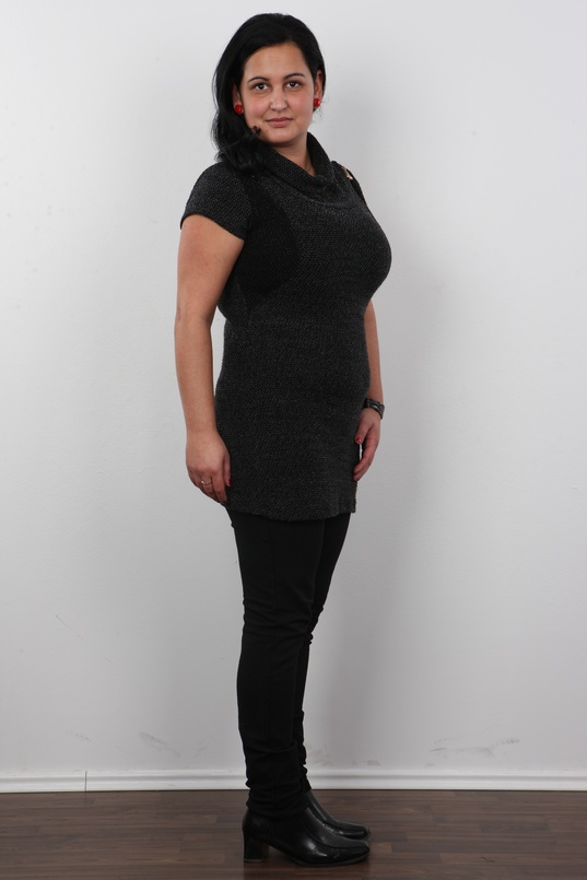 1. Download full pics of Nikola (29) from czechcasting.com