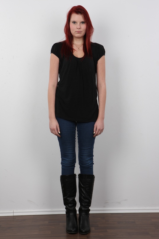 2. Download full pics of Marie (19) from czechcasting.com