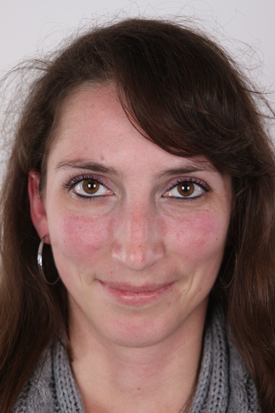 1. Download full pics of Jana (28) from czechcasting.com