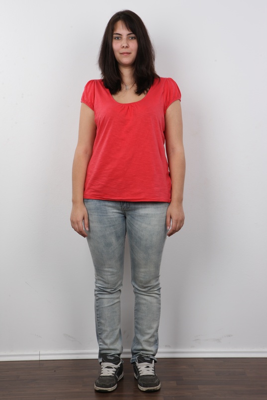 2. Download full pics of Iva (25) from czechcasting.com