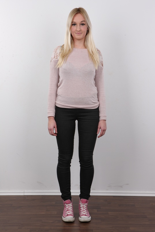 2. Download full pics of Karolina (18) from czechcasting.com