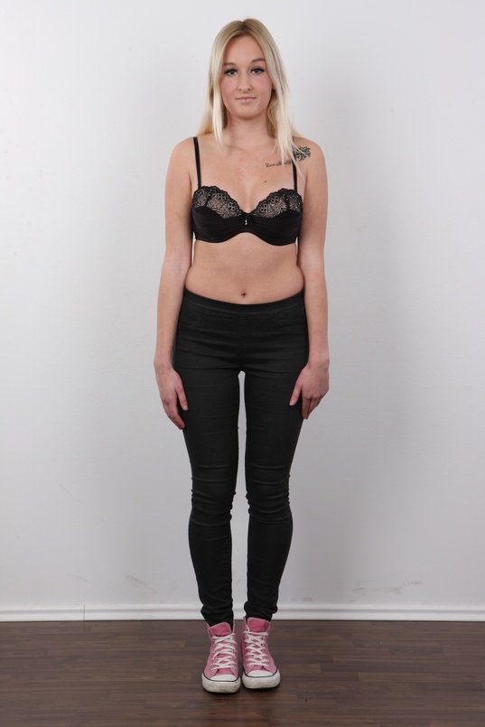 4. Download full pics of Karolina (18) from czechcasting.com