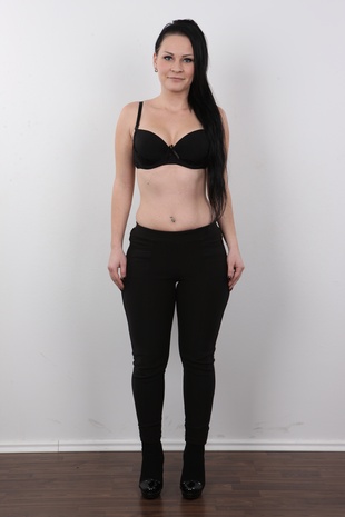 4. Download full pics of model Joana (23) from czechcasting.com