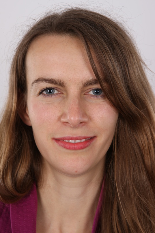 1. Download full pics of Diana (26) from czechcasting.com