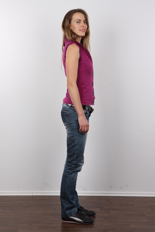 3. Download full pics of Diana (26) from czechcasting.com