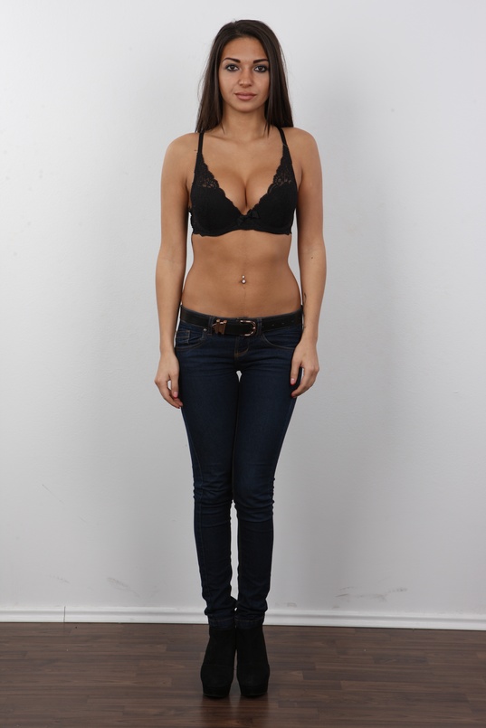 4. Download full pics of Anna (24) from czechcasting.com