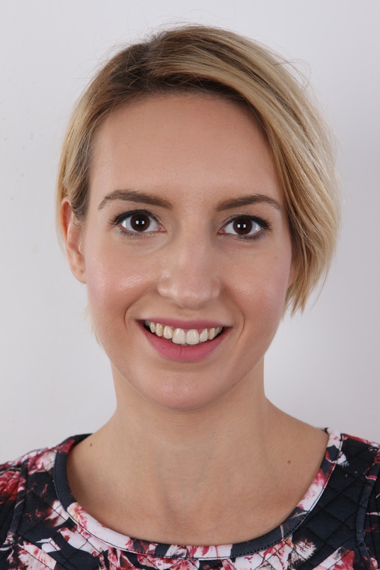 1. Download full pics of Eva (25) from czechcasting.com