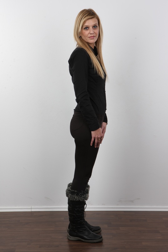 3. Download full pics of Sarka (40) from czechcasting.com