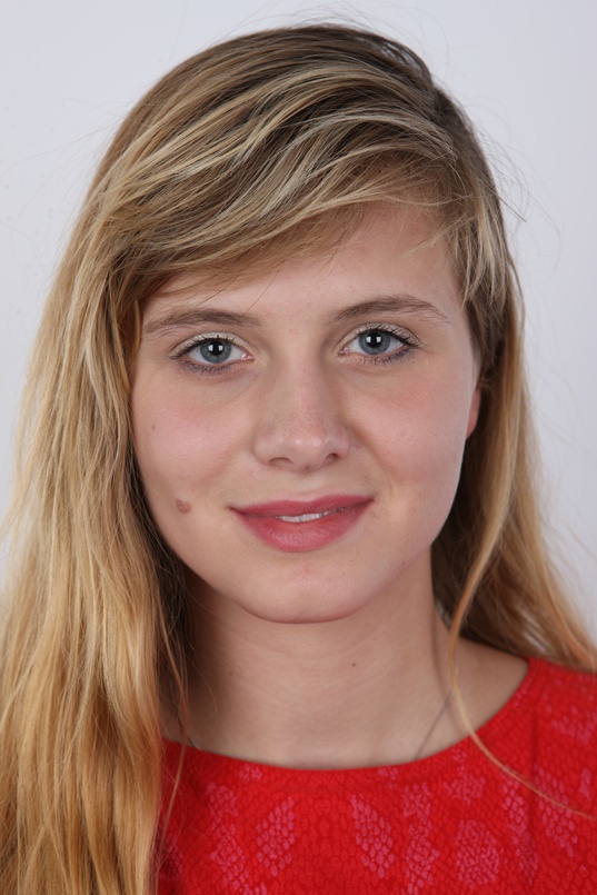 1. Download full pics of Andrea (21) from czechcasting.com