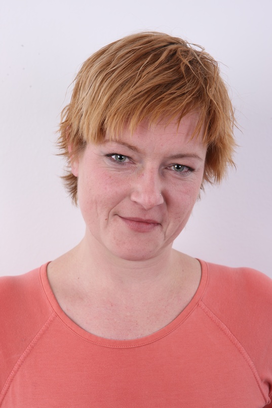 1. Download full pics of Iva (34) from czechcasting.com