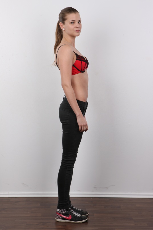 5. Download full pics of Izabela (21) from czechcasting.com