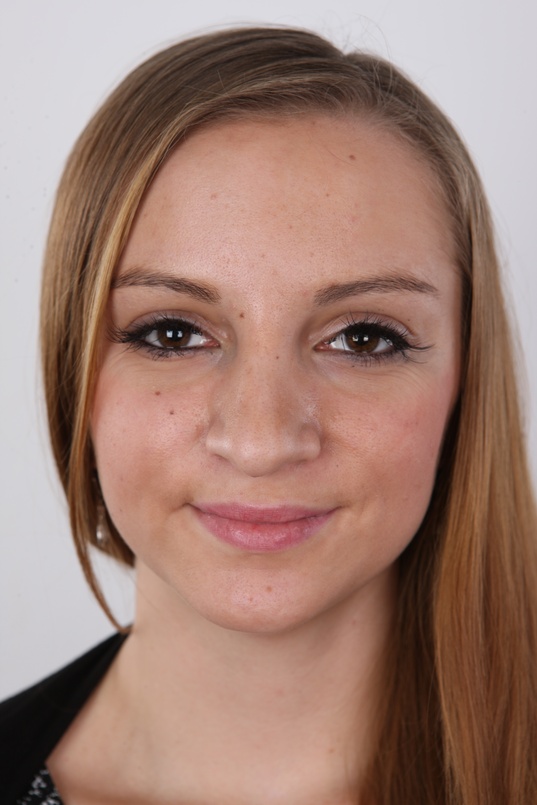 1. Download full pics of Renata (22) from czechcasting.com