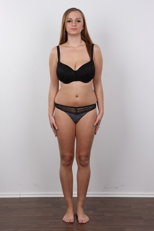 7. Download full pics of Renata (22) from czechcasting.com