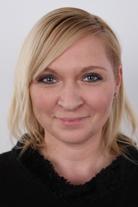 1. Download full pics of Jana (41) from czechcasting.com