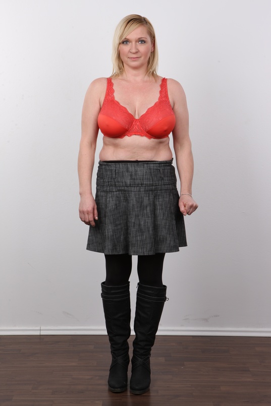 4. Download full pics of Jana (41) from czechcasting.com