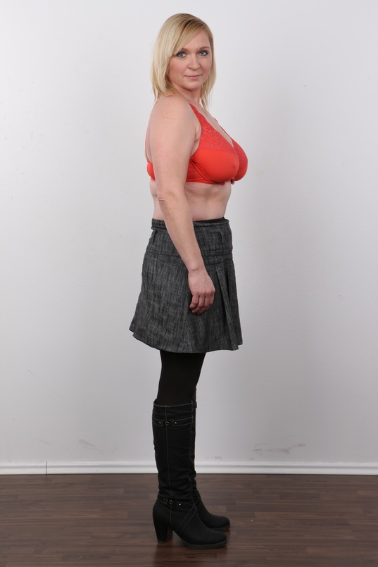 5. Download full pics of Jana (41) from czechcasting.com