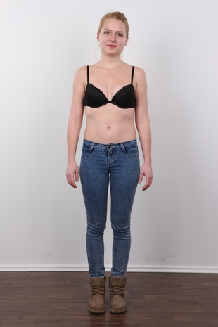 4. Download full pics of model Tena (20) from czechcasting.com