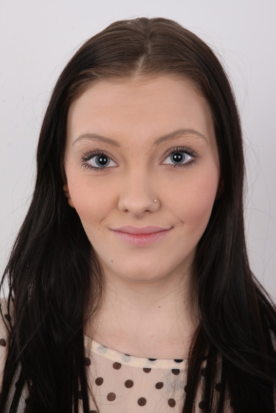 1. Download full pics of Kristyna (18) from czechcasting.com