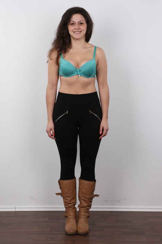 4. Download full pics of Daniela (24) from czechcasting.com