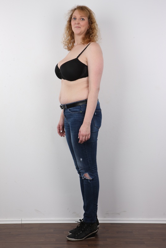 5. Download full pics of Dana (36) from czechcasting.com