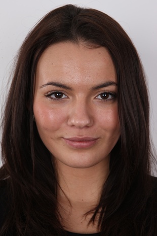 1. Download full pics of model Vanesa (21) from czechcasting.com