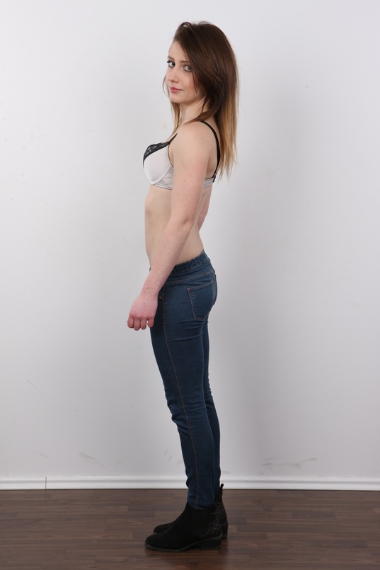 5. Download full pics of Denisa (19) from czechcasting.com