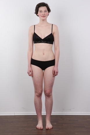 7. Download full pics of model Anna (18) from czechcasting.com