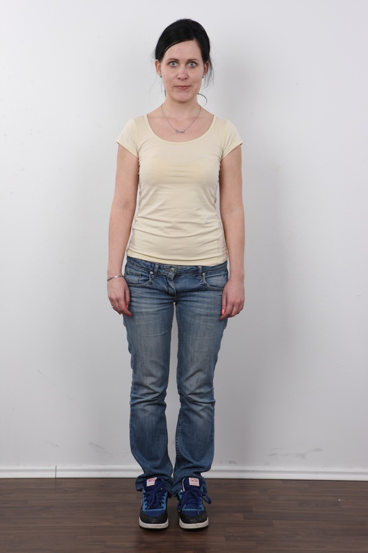 2. Download full pics of Lucie (31) from czechcasting.com